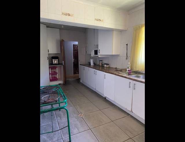 8 BEDROOM HOUSE FOR SALE IN BEDWORTH PARK